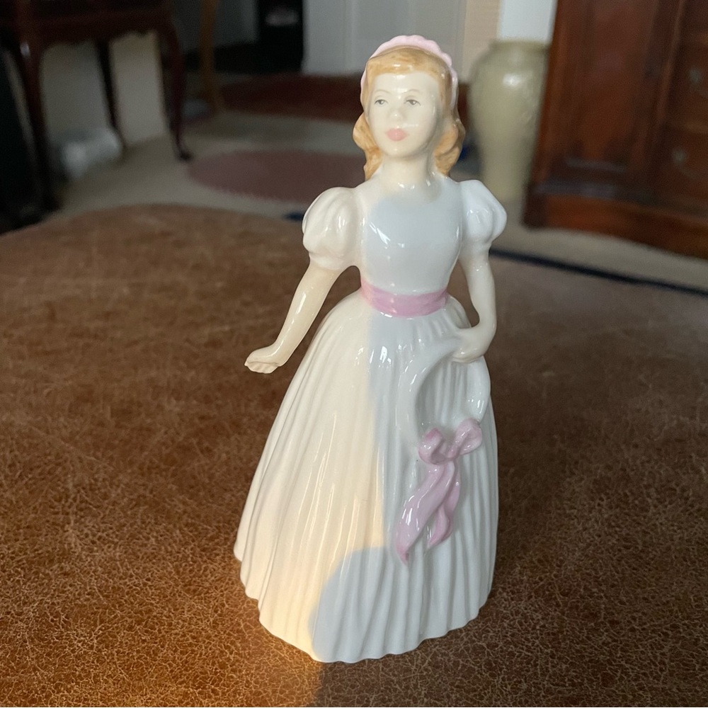 Royal Doulton Classics 'Pretty as a Picture' Figurine HN 4312